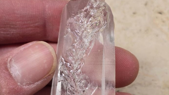 cristal de roche touche par la foudre naturel