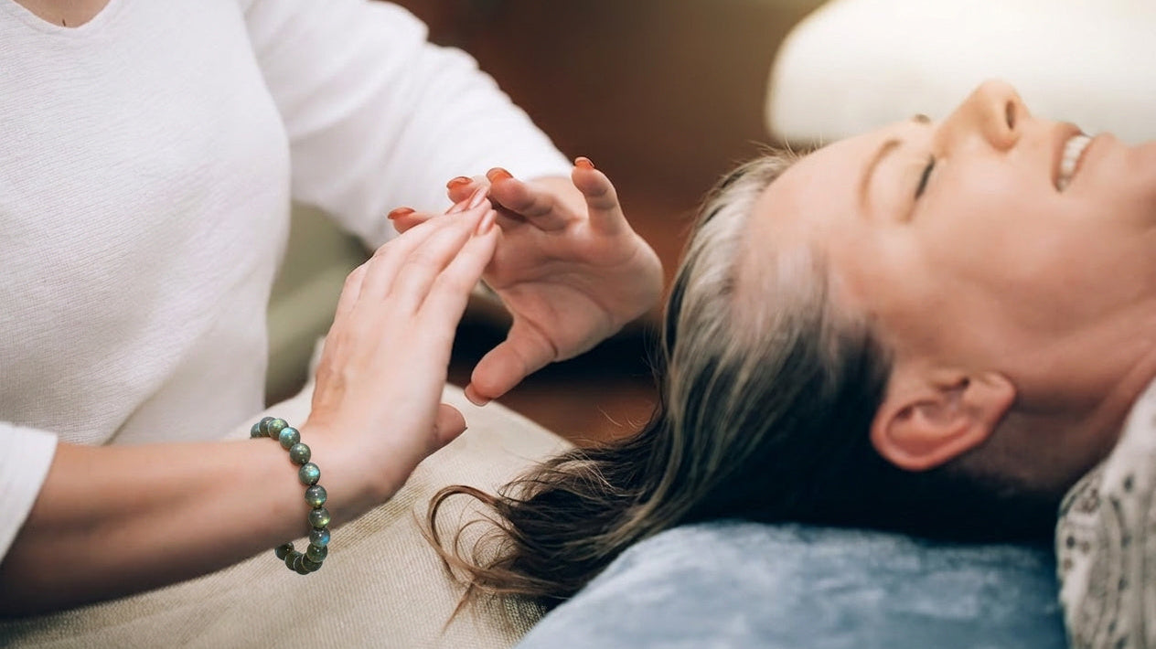 femme avec pendule en pierre naturelle radiesthesie
