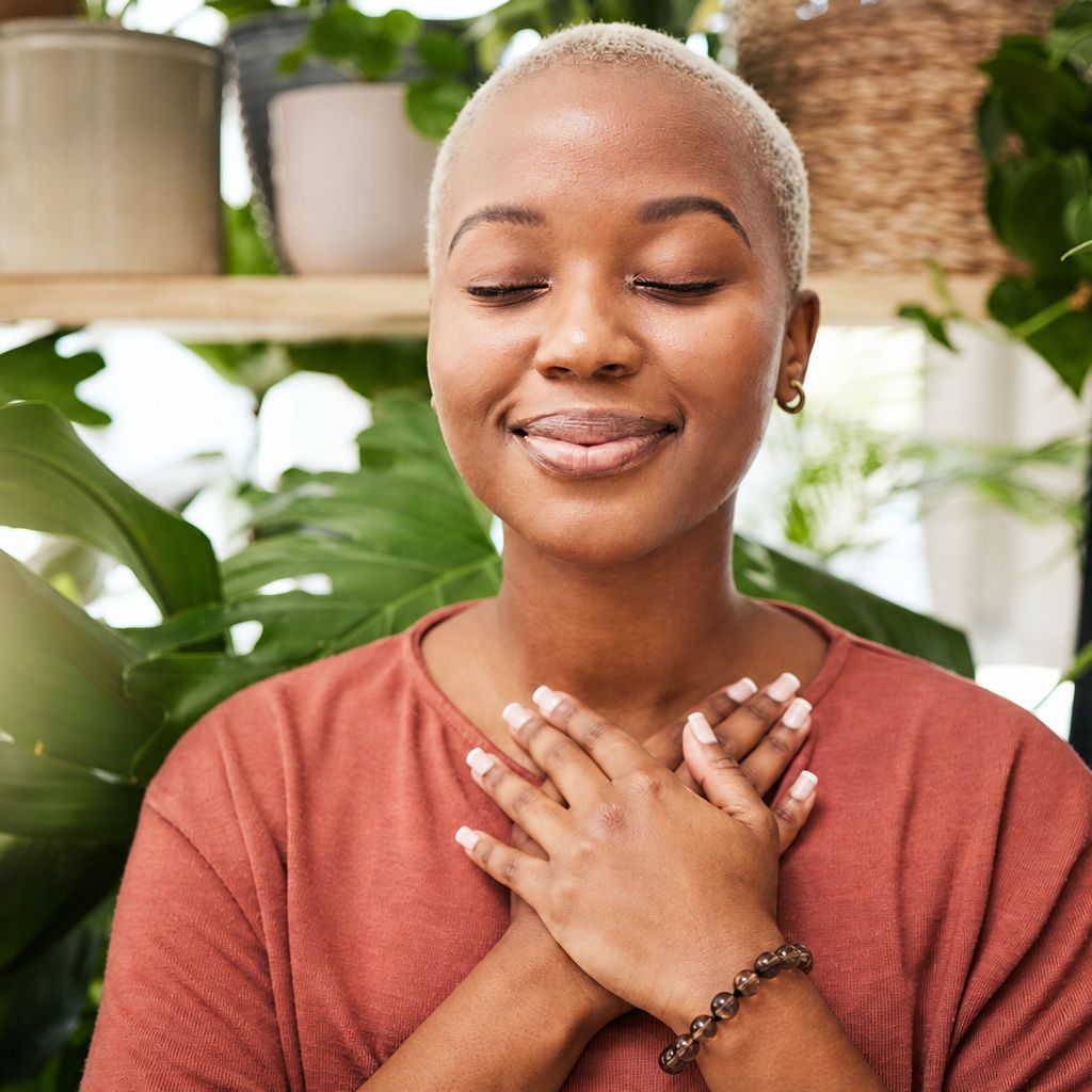 femme en quete de bien etre et selfcare porte un bracelet de pierres naturelles de quartz fume