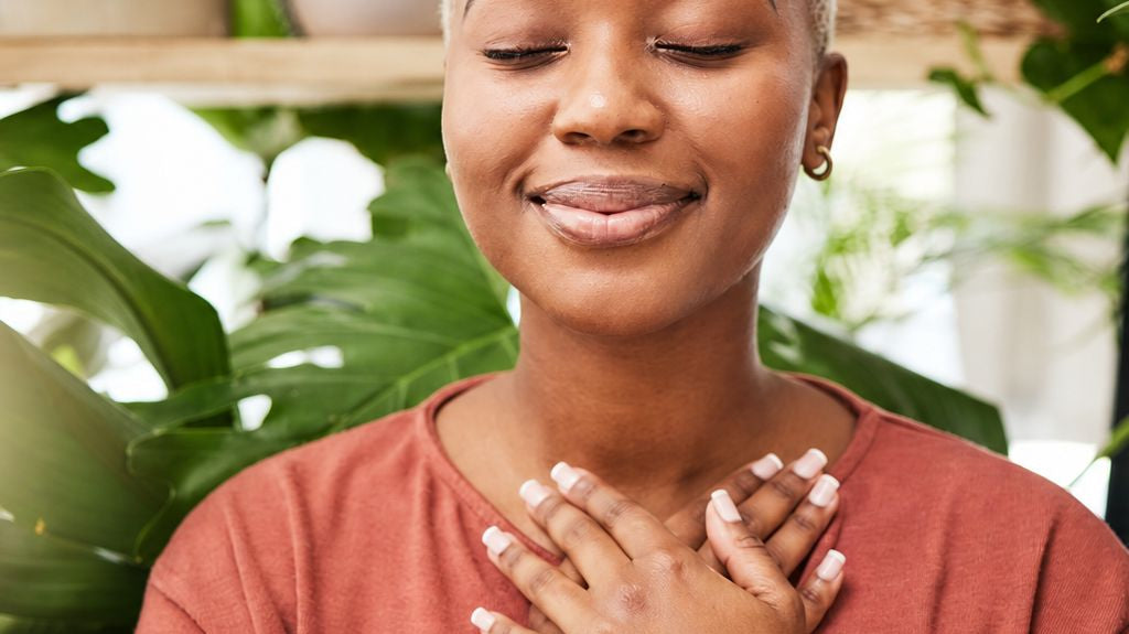 femme en quete de bien etre et selfcare porte un bracelet de pierres naturelles de quartz fume