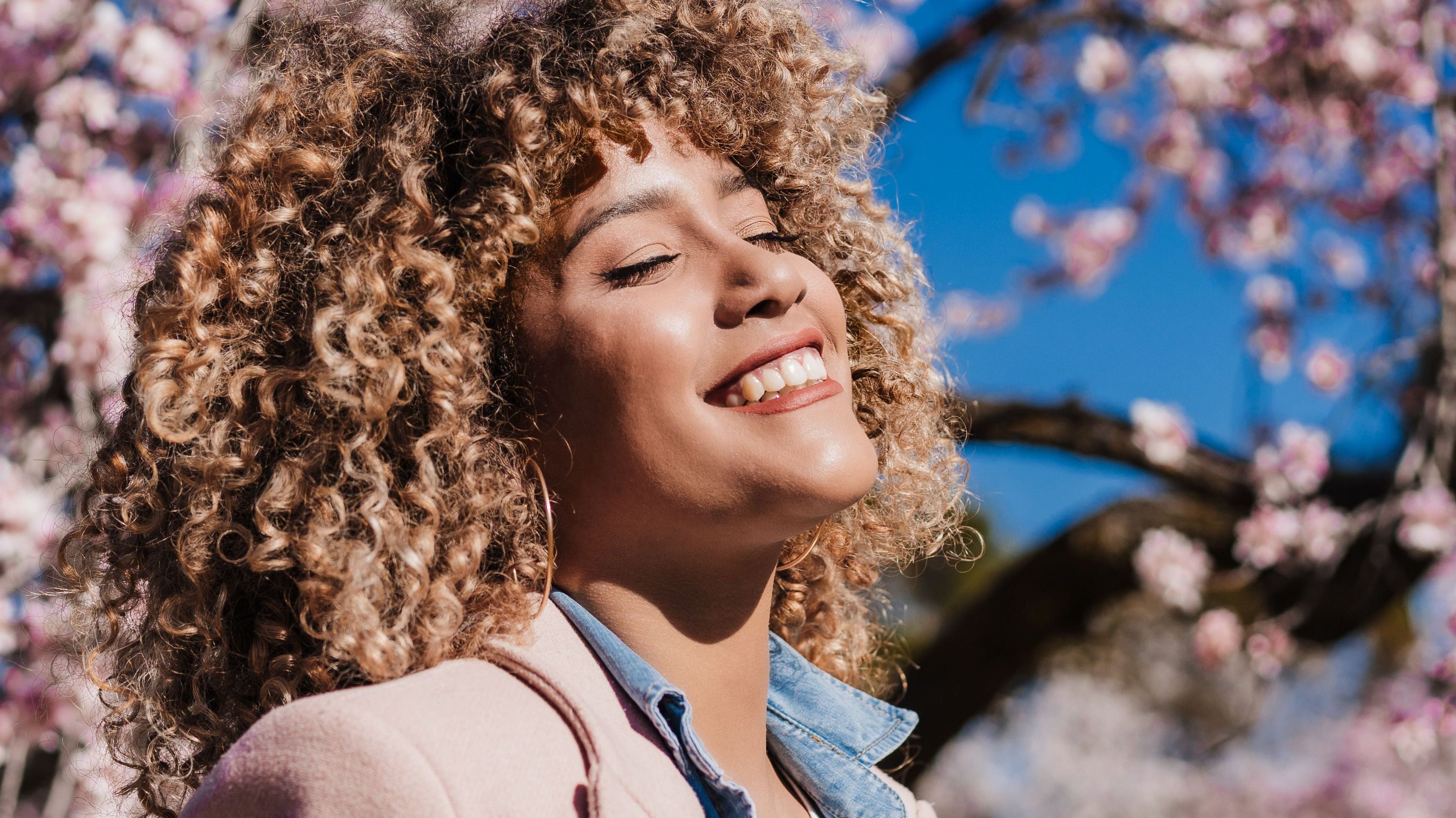 printemps femme heureuse et qu'attire l'abondance