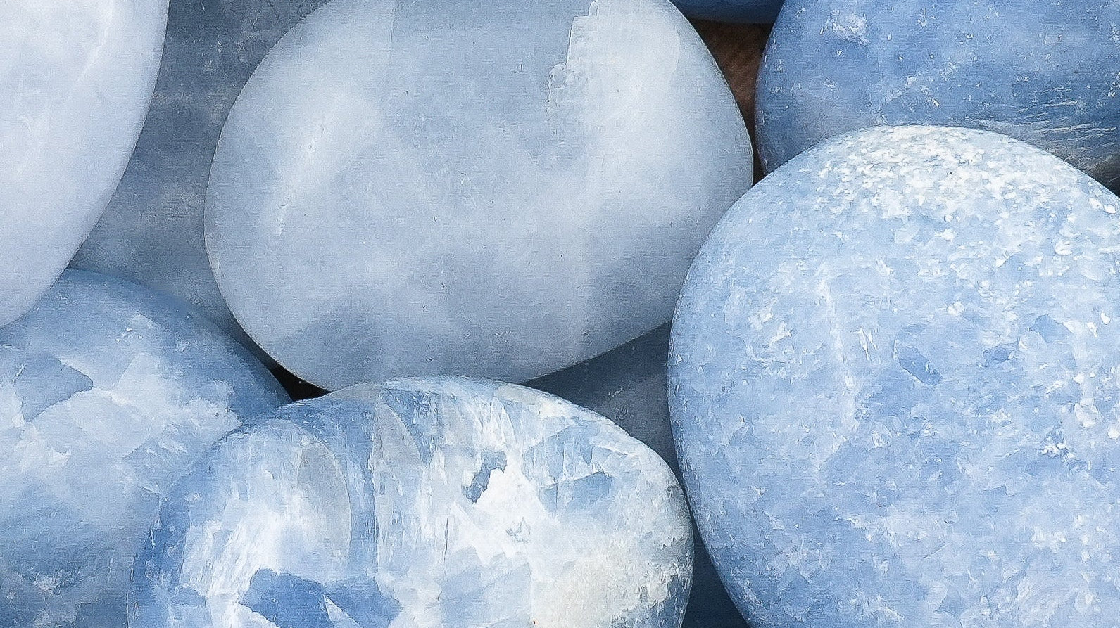 Les vertus de la Calcite bleue : douceur, communication, instinct maternel et libération des blocages