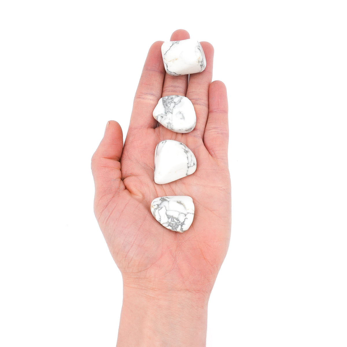différentes tailles de pierre roulées de howlite