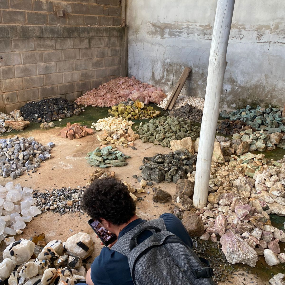 Vinicius de Terramama visite une centre de triage apres une mine de quartz au bresil