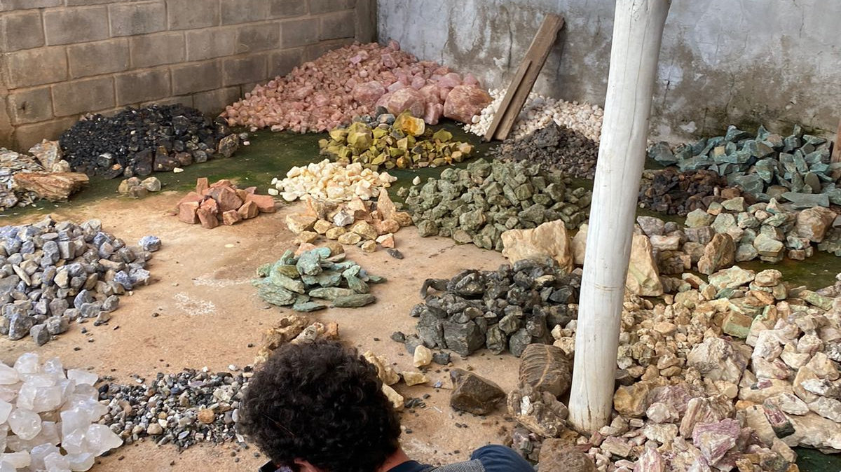 Vinicius de Terramama visite une centre de triage apres une mine de quartz au bresil