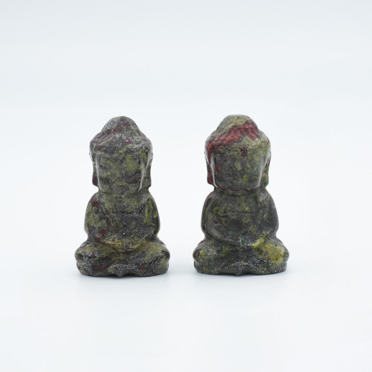 2 bouddhas en jaspe sang de dragon sur fond blanc
