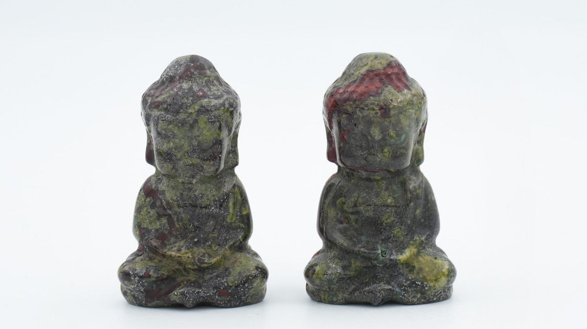 2 bouddhas en jaspe sang de dragon sur fond blanc