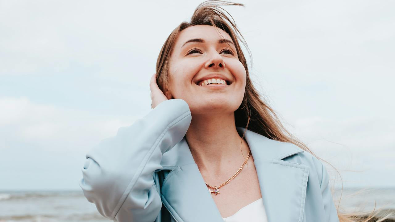 printemps femme heureuse et qu'attire l'abondance