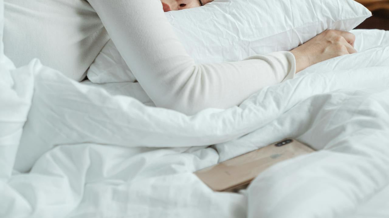 femme dors profondément a l'aide de la lithotherapie