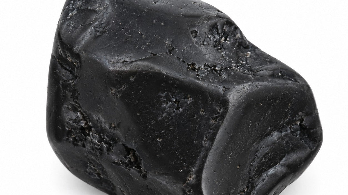 une pierre de spinelle noire intense
