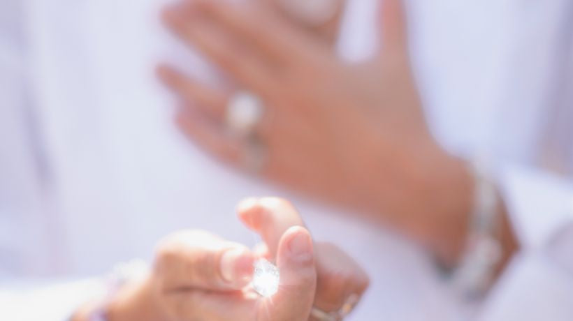 therapeute holistique avec un cristal de roche dans la main