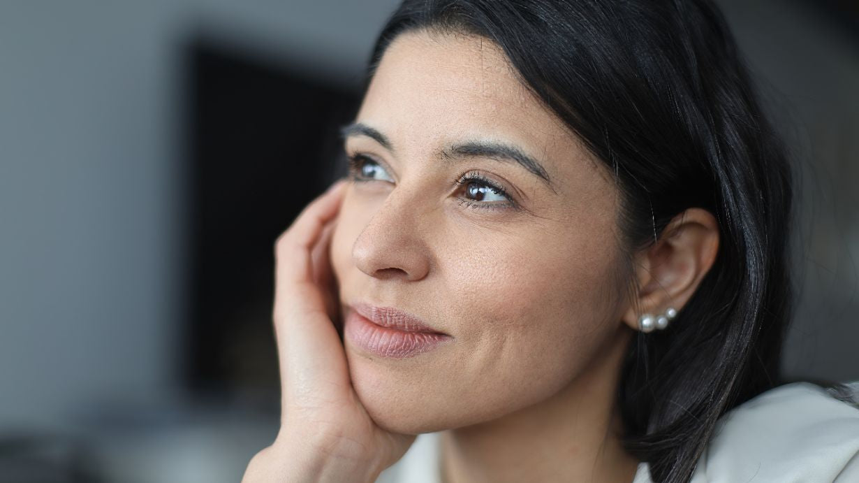 femme regarde a lhorizont et pense a ses pierres pour traverser le deuil