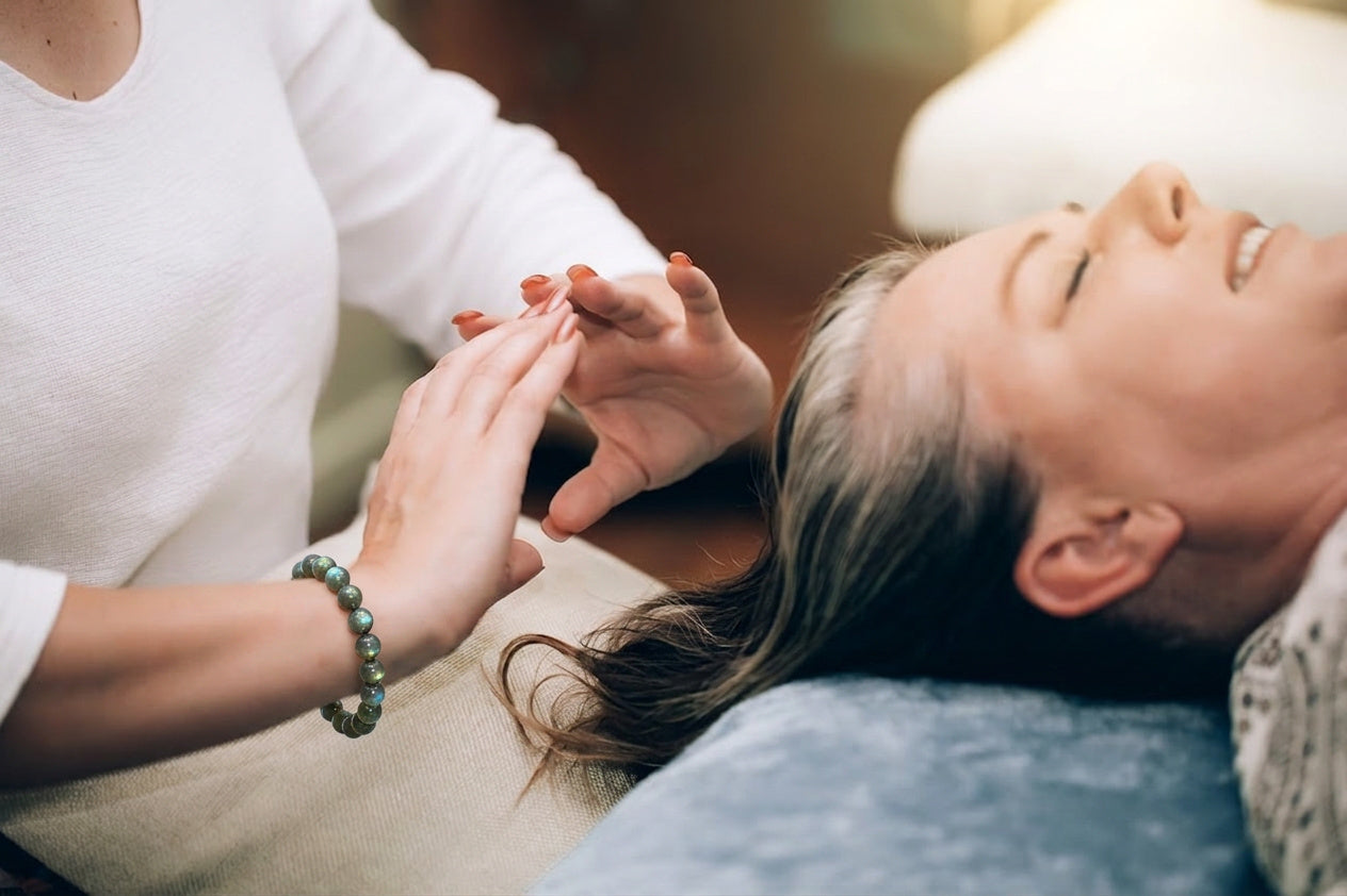 femme avec pendule en pierre naturelle radiesthesie