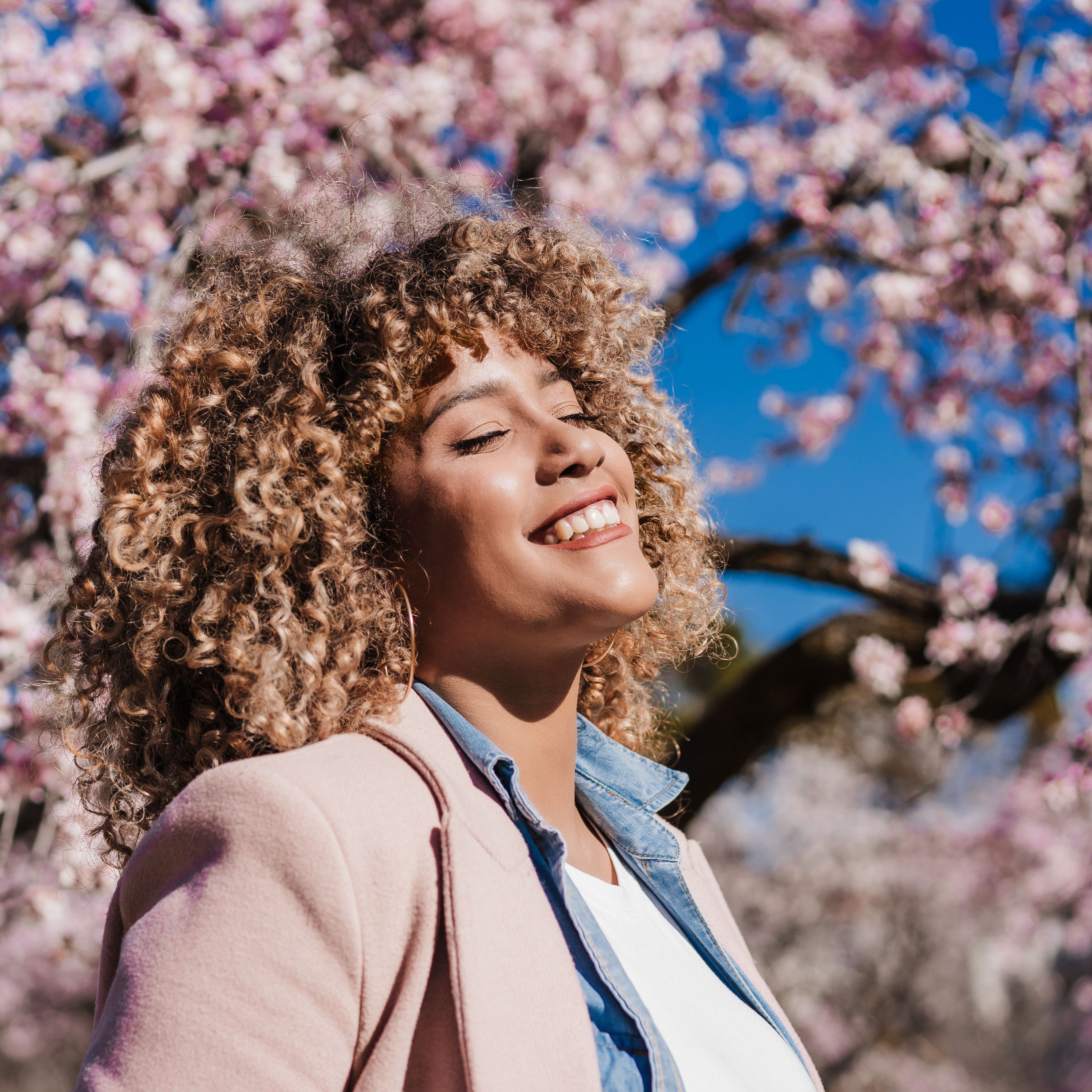 printemps femme heureuse et qu'attire l'abondance