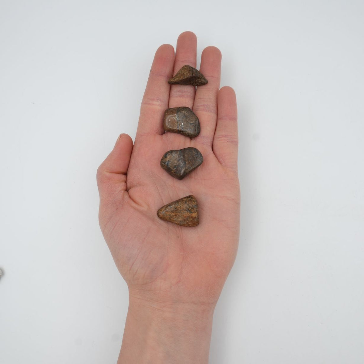 une femme lave son oeuf de yoni en quartz rose