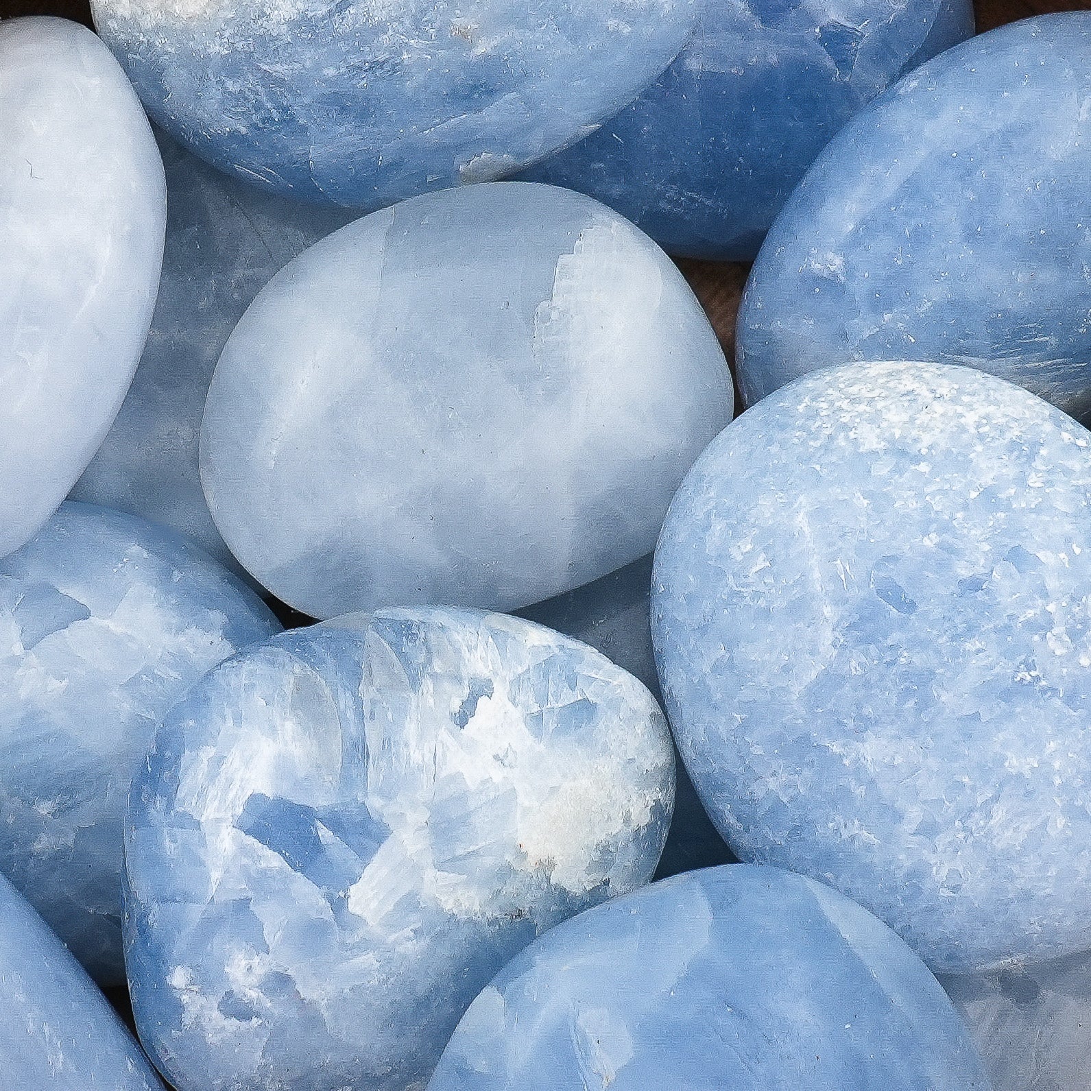 Les vertus de la Calcite bleue : douceur, communication, instinct maternel et libération des blocages