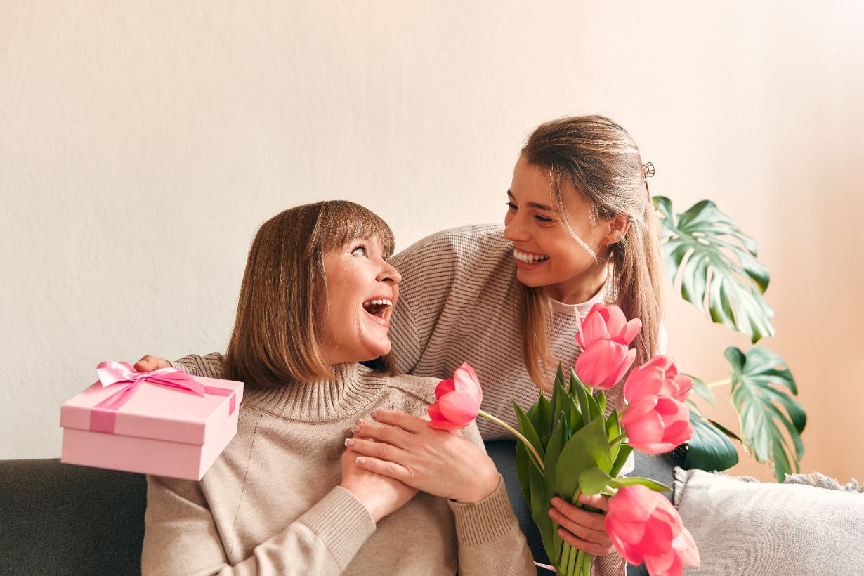 printemps femme heureuse et qu'attire l'abondance