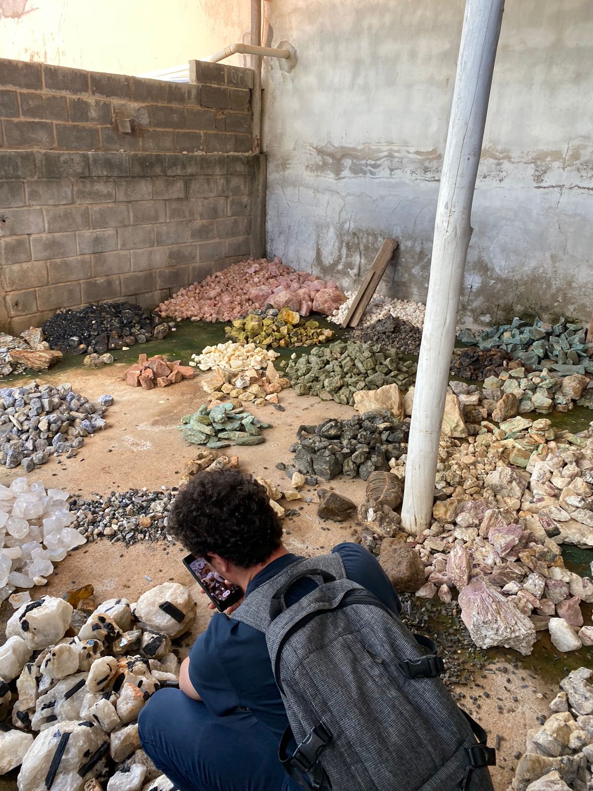 Vinicius de Terramama visite une centre de triage apres une mine de quartz au bresil