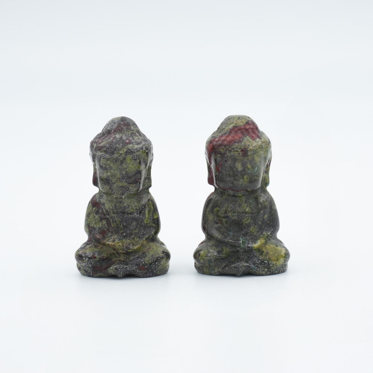 2 bouddhas en jaspe sang de dragon sur fond blanc 