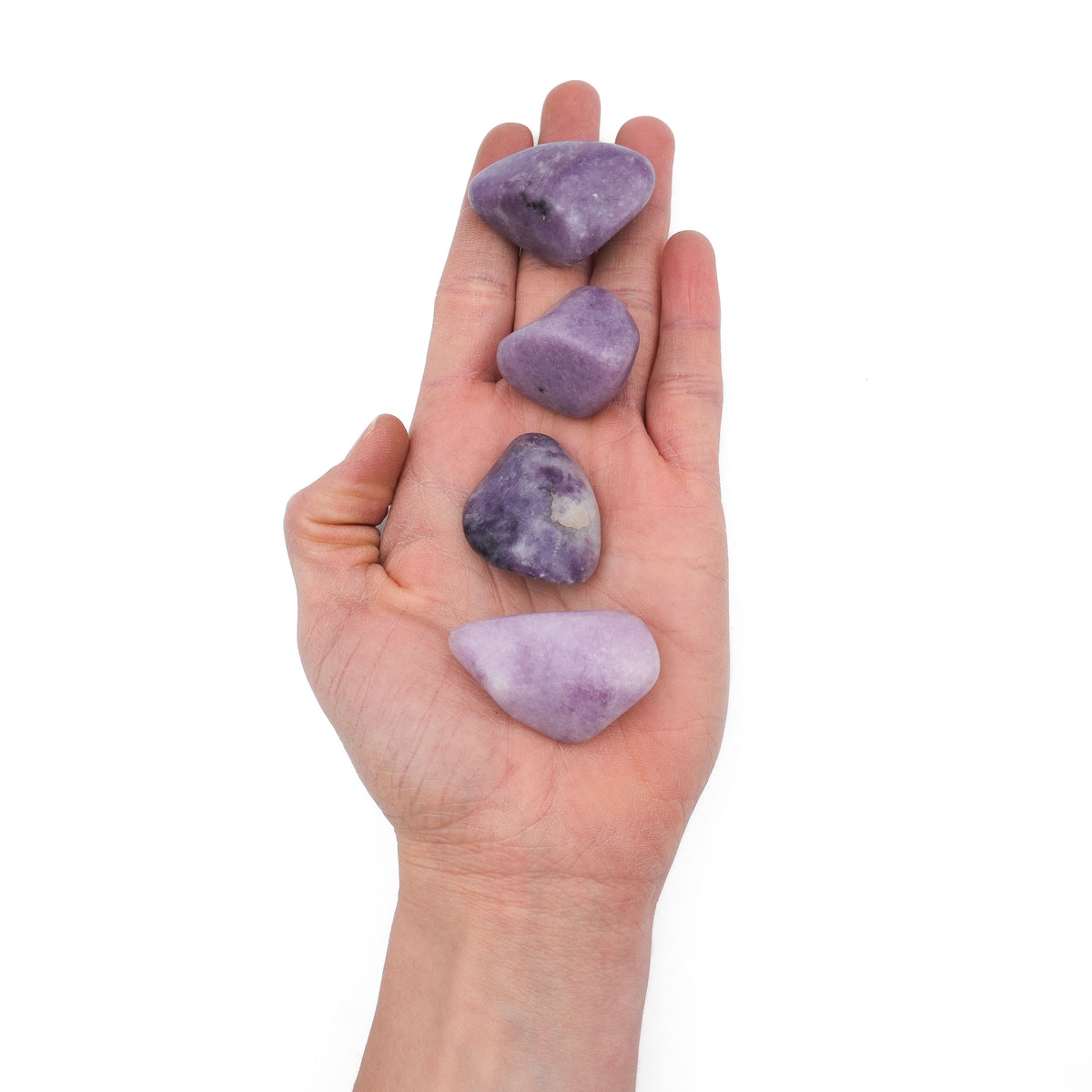 une femme lave son oeuf de yoni en quartz rose