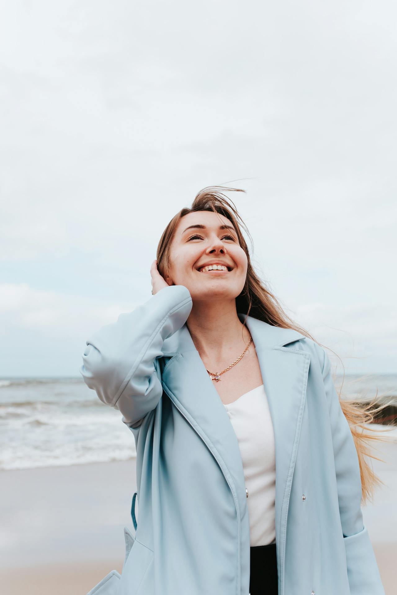 printemps femme heureuse et qu'attire l'abondance