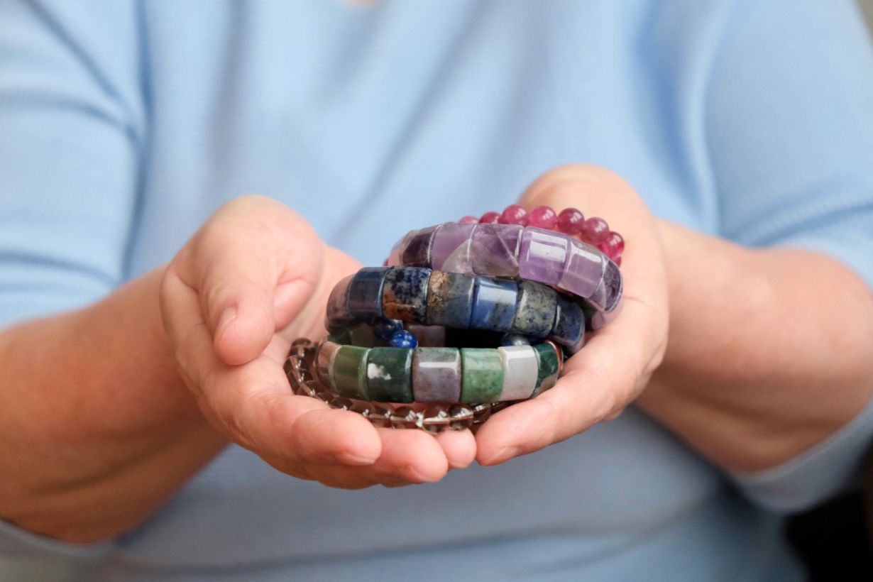 femme réfléchit dans quel poignet mètre ses bracelets en pierre naturelle pour la lithotherapie