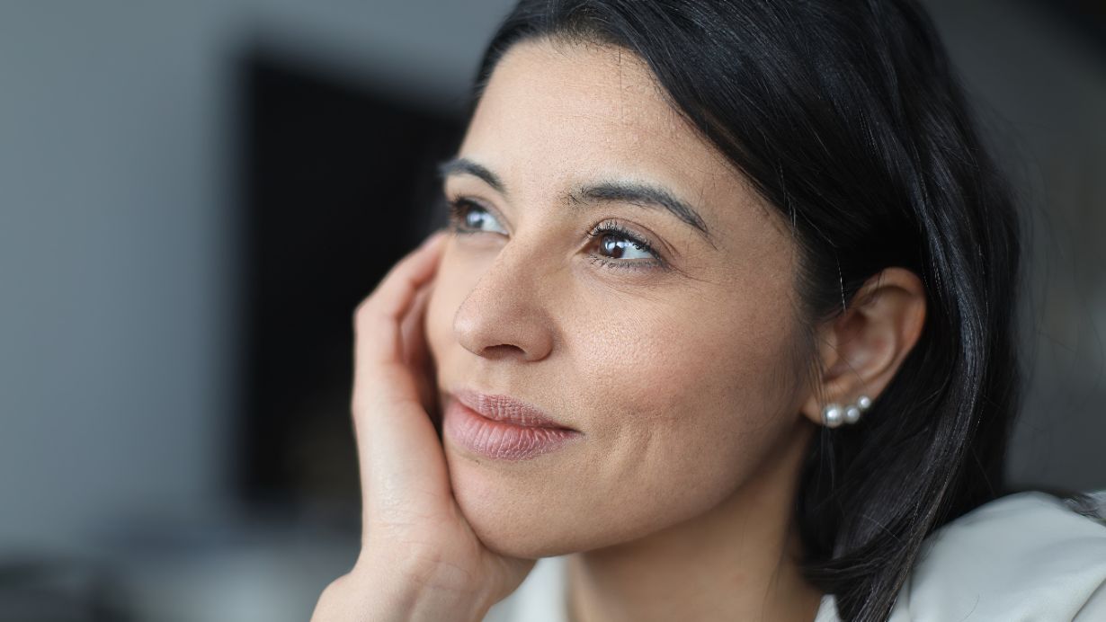 femme regarde a lhorizont et pense a ses pierres pour traverser le deuil