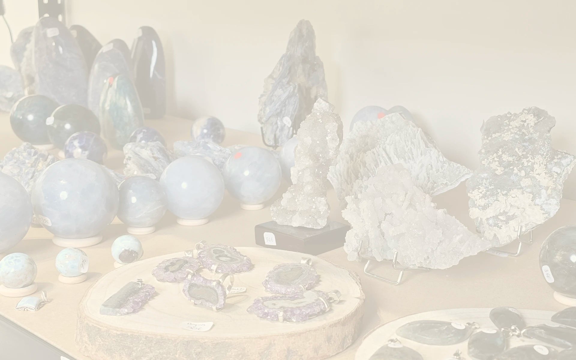 Pierres en vente dans le showroom lithothérapie à Lyon, Terramama
