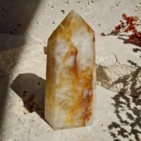 Pointe naturelle de quartz hématoide jaune du brésil