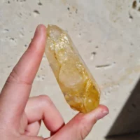 Pointe naturelle de quartz hématoide jaune du brésil
