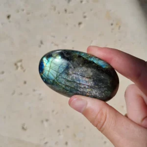 Labradorite en forme de galet de madagascar de qualité AAA+